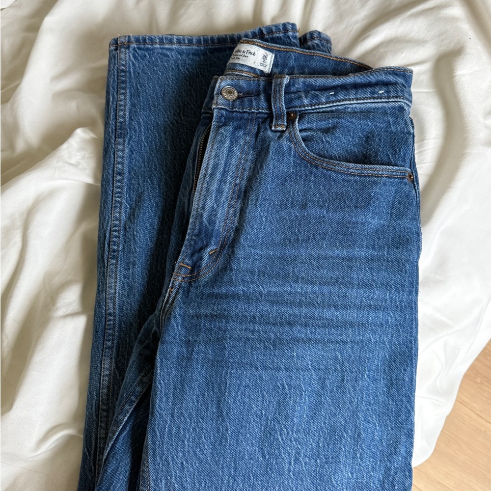 Abercrombie and Fitch The 90s Relaxed Jean High Rise 
26